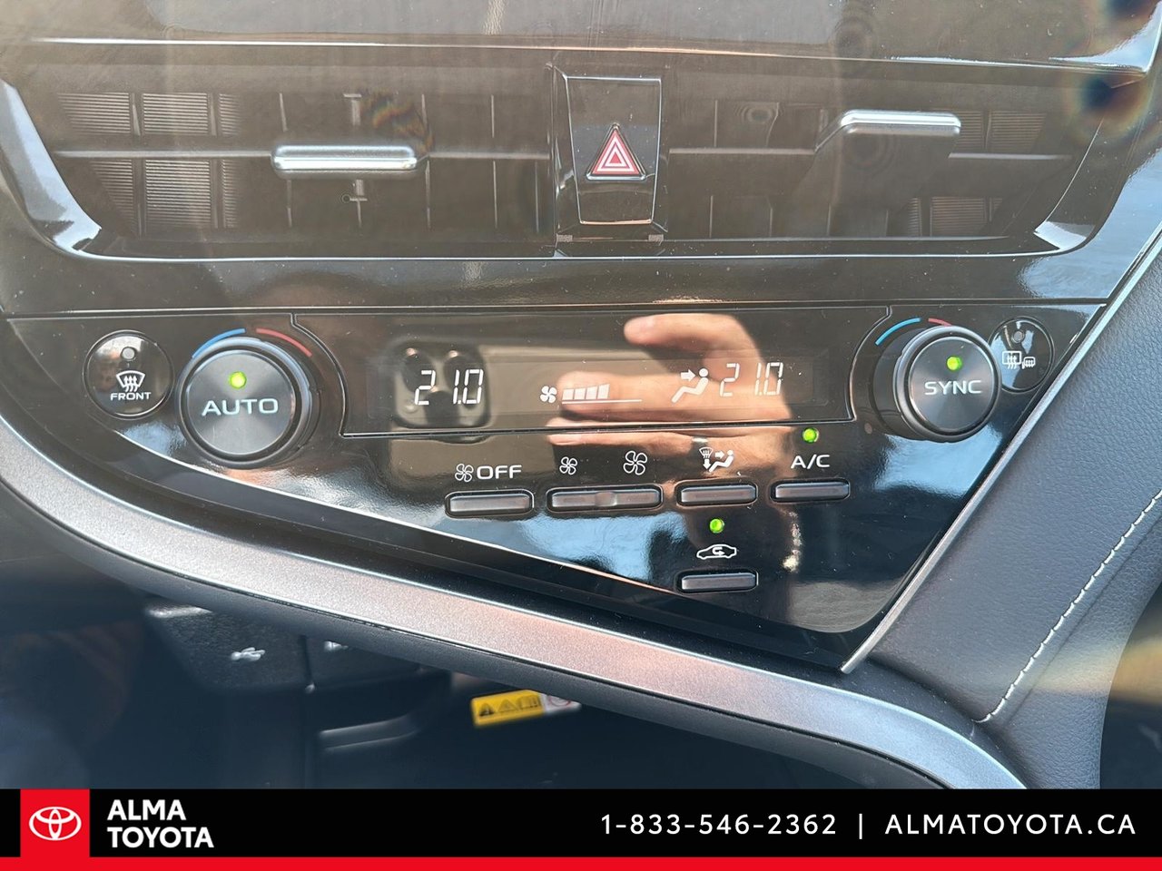 Toyota Camry SE UPGRADE 2024-23