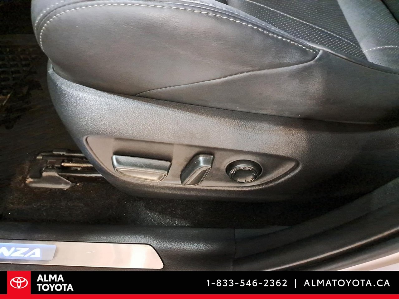 2023 Toyota Venza LIMITED HYBRID-23