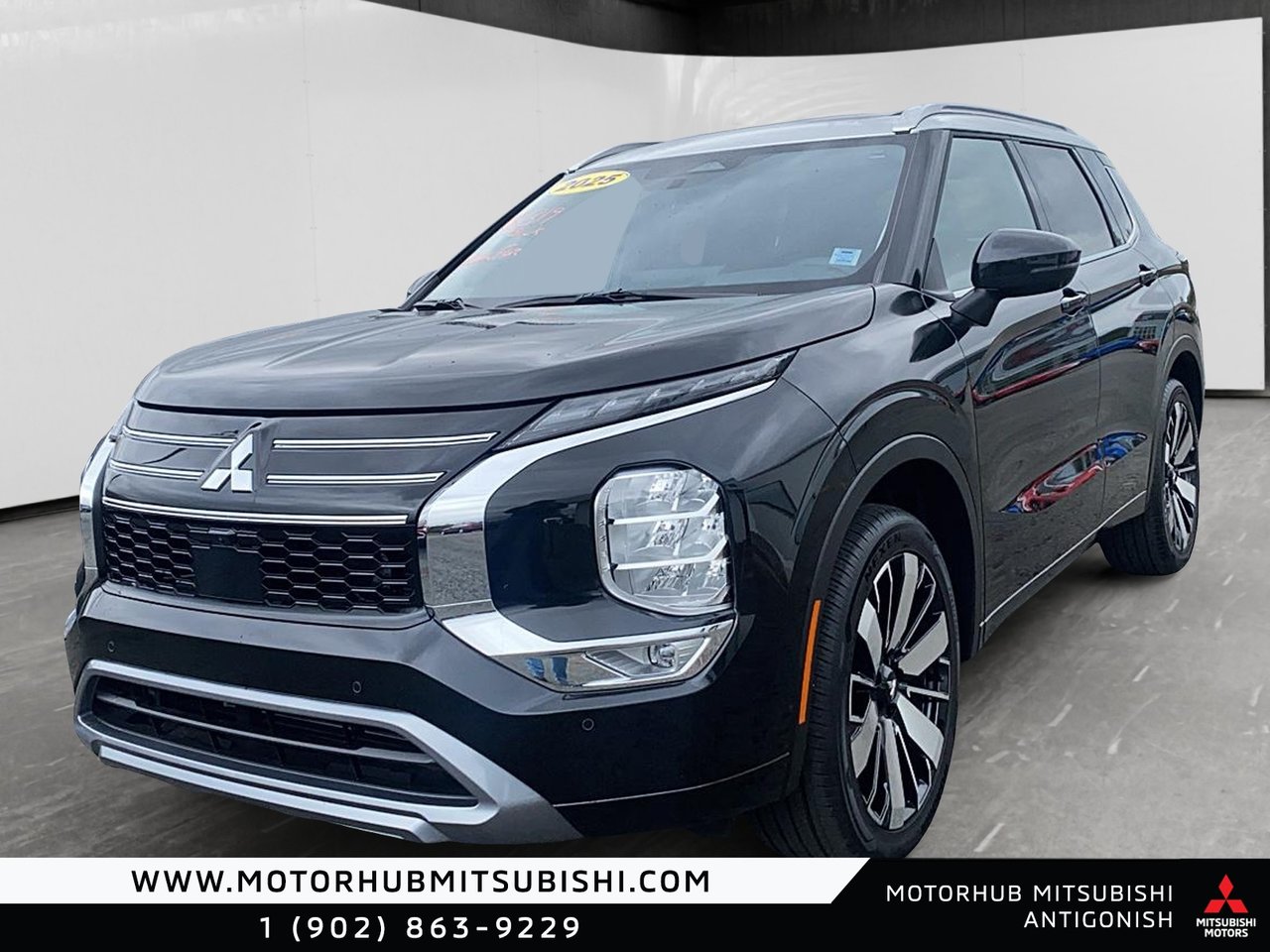 BLACK DIAMOND/SILVER ROOF 2025 Mitsubishi Outlander SUV / Crossover