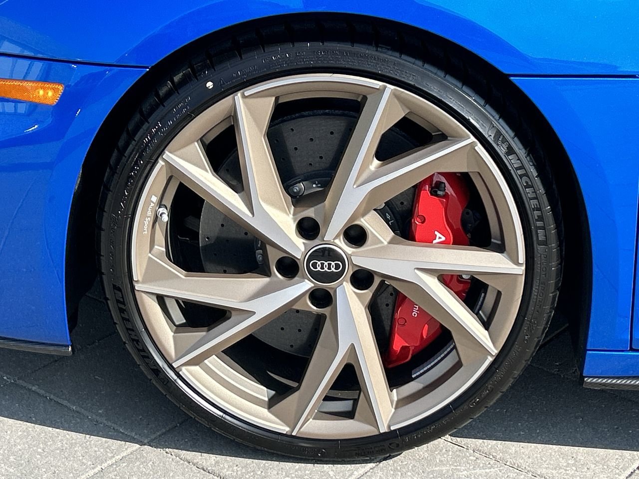 New 2023 Ara blue crystal effect Audi V10 performance quattro image 18
