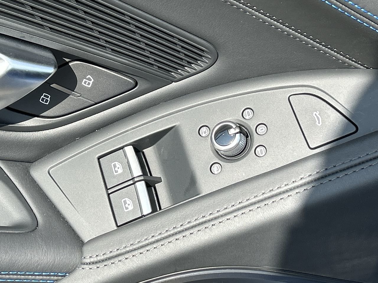 New 2023 Ara blue crystal effect Audi V10 performance quattro image 20
