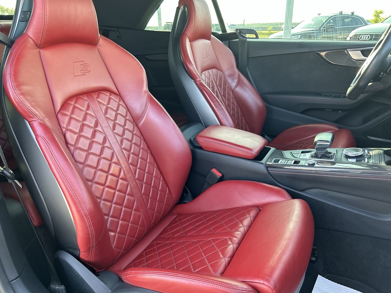 Used 2019 Mythos Black Met/Red Top Audi Technik Cab image 31