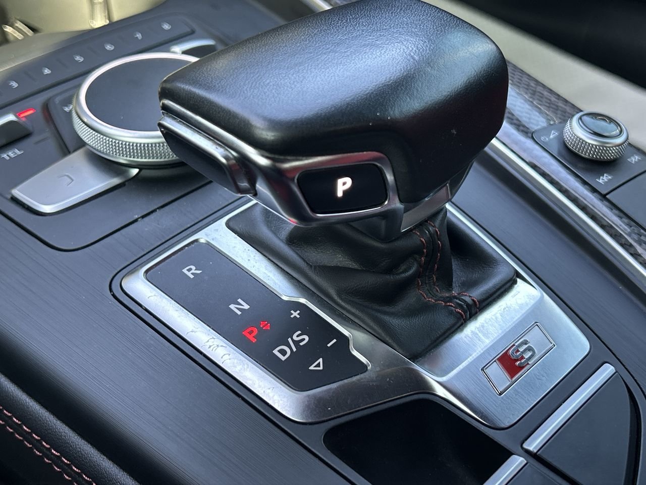 Used 2019 Mythos Black Met/Red Top Audi Technik Cab image 27