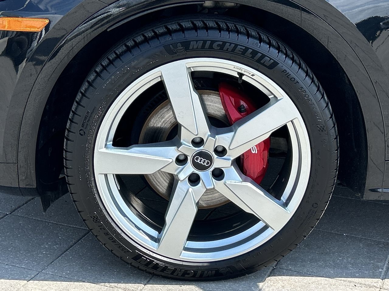 Used 2019 Mythos Black Met Audi Technik image 18