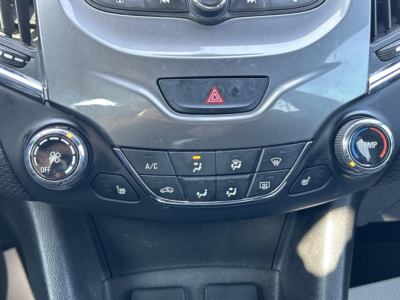 Used 2018 Mosaic Black (MET) Chevrolet LT image 25
