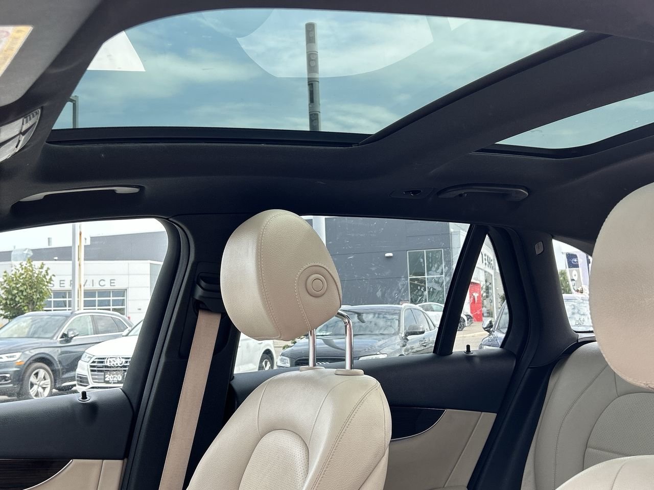 Used 2016 Polar White Mercedes-Benz 4MATIC image 29