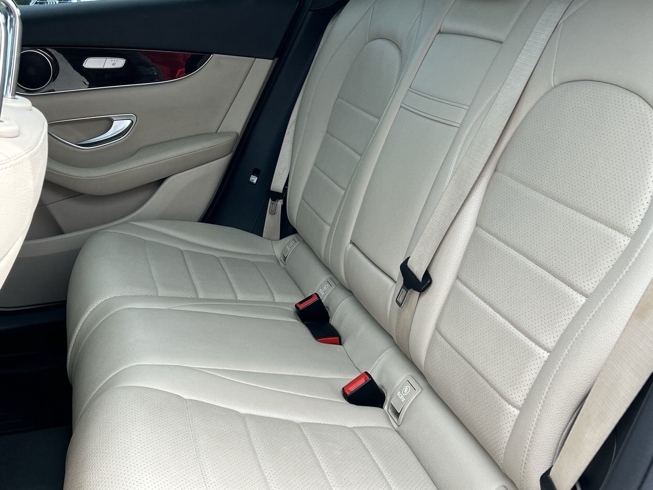 Used 2016 Polar White Mercedes-Benz 4MATIC image 30