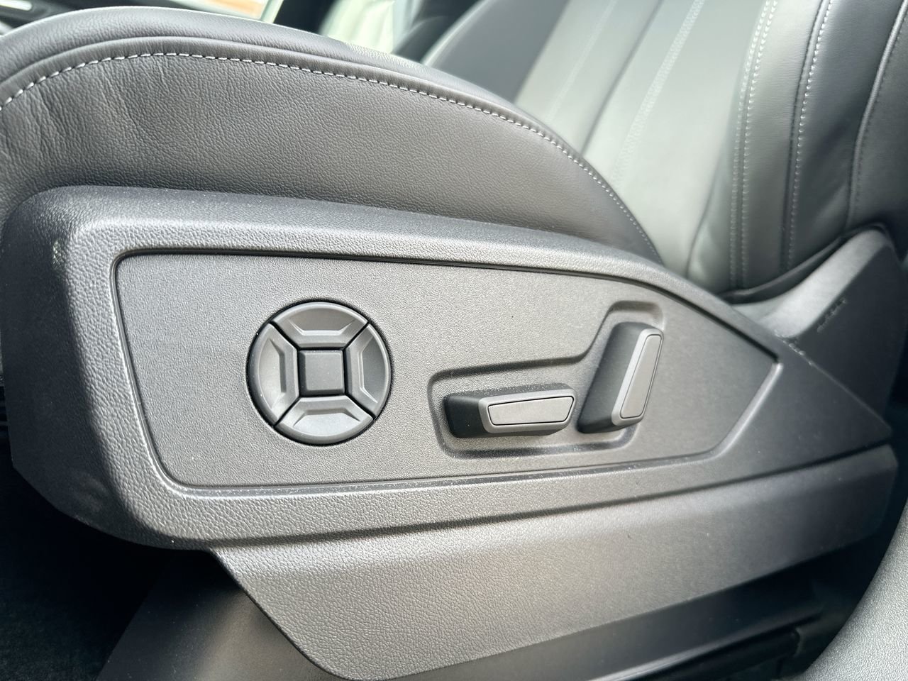 2025 Audi New Q5 2.0T, Vancouver, Cash