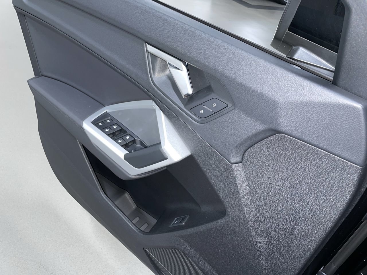 2023 Audi Q3 40 Komfort, Vancouver, Cash