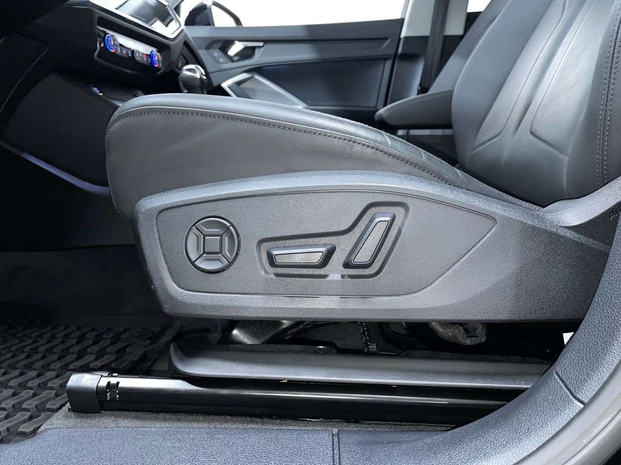 2023 Audi Q3 40 Komfort, Vancouver, Cash