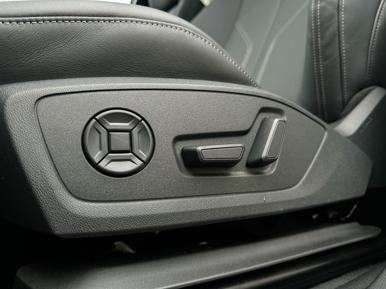 2025 Audi Q3 45 Progressiv, Vancouver, Cash