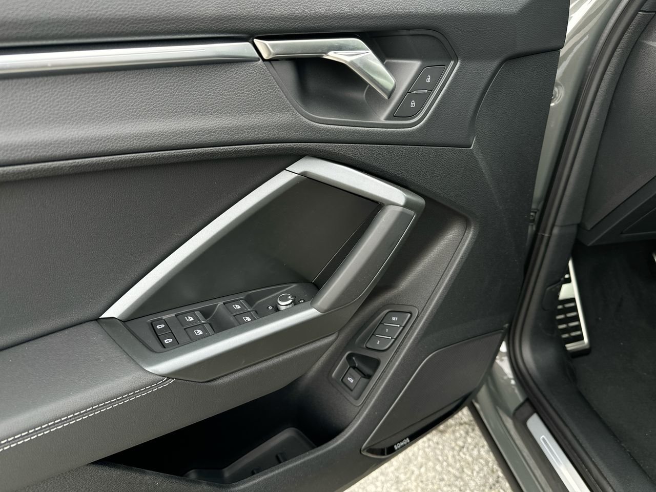 2025 Audi Q3 45 Progressiv, Vancouver, Cash