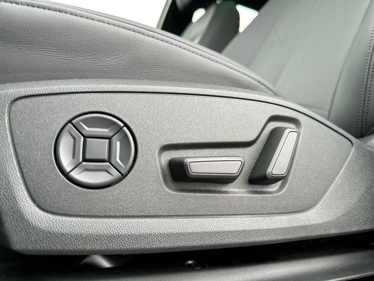 2025 Audi Q3 40, Vancouver, Cash