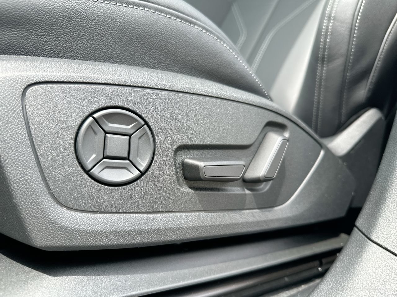 2025 Audi Q3 45 Progressiv, Vancouver, Cash
