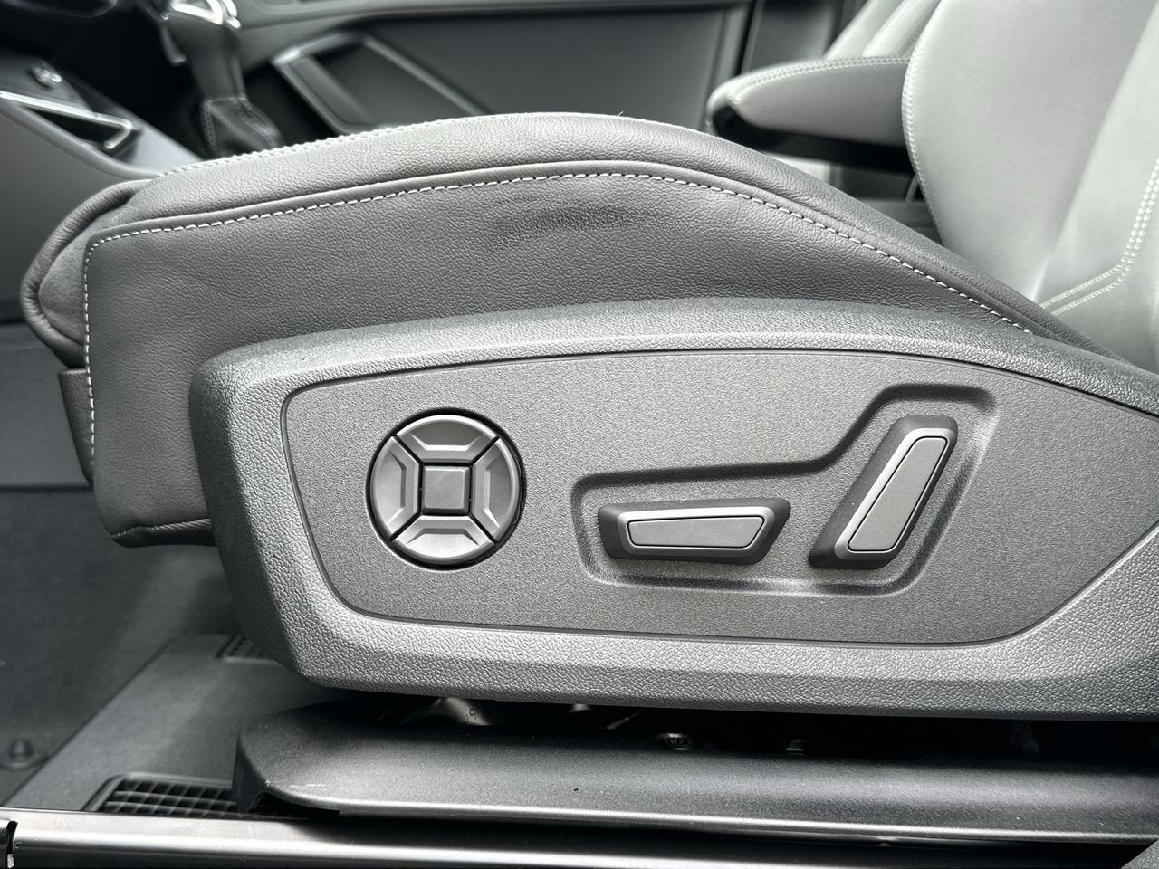 2025 Audi Q3 45 Progressiv, Vancouver, Cash