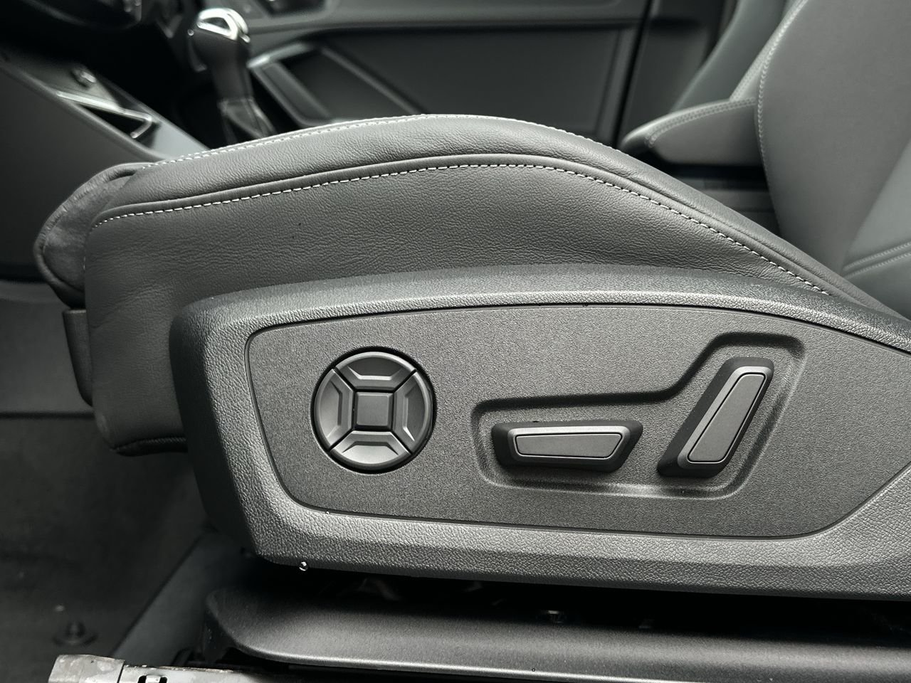 2025 Audi Q3 45 Progressiv, Vancouver, Cash