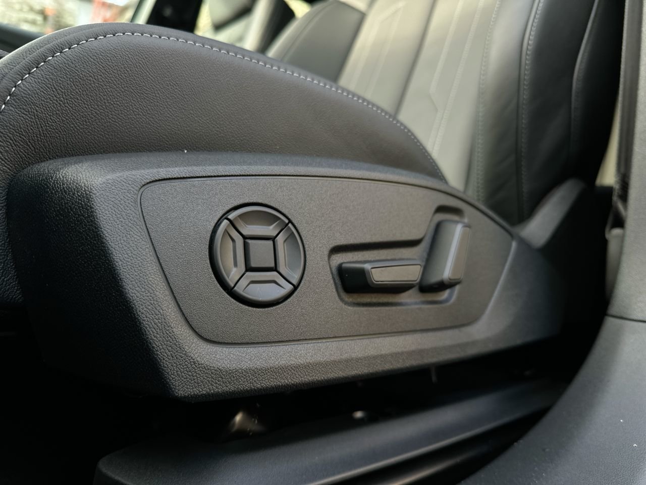 2025 Audi Q4 e-tron 55, Vancouver, Cash