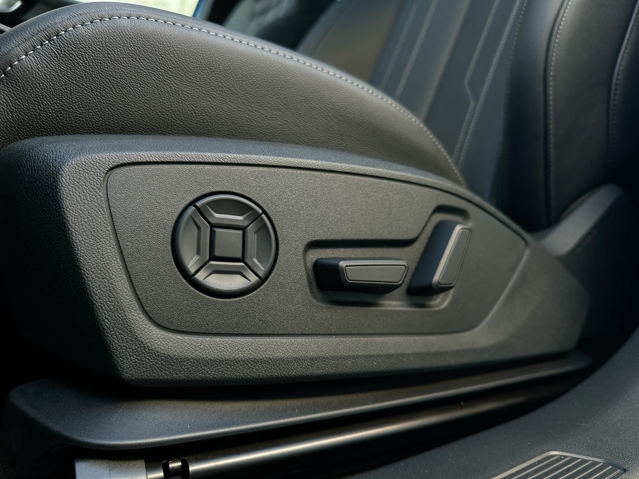 2025 Audi Q4 e-tron 55, Vancouver, Cash