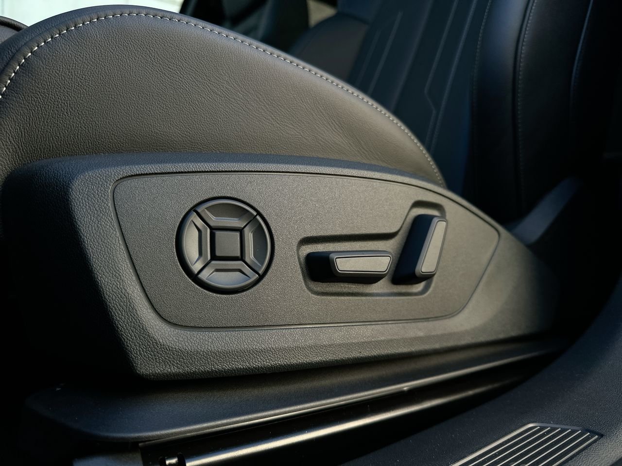 2025 Audi Q4 e-tron 55, Vancouver, Cash