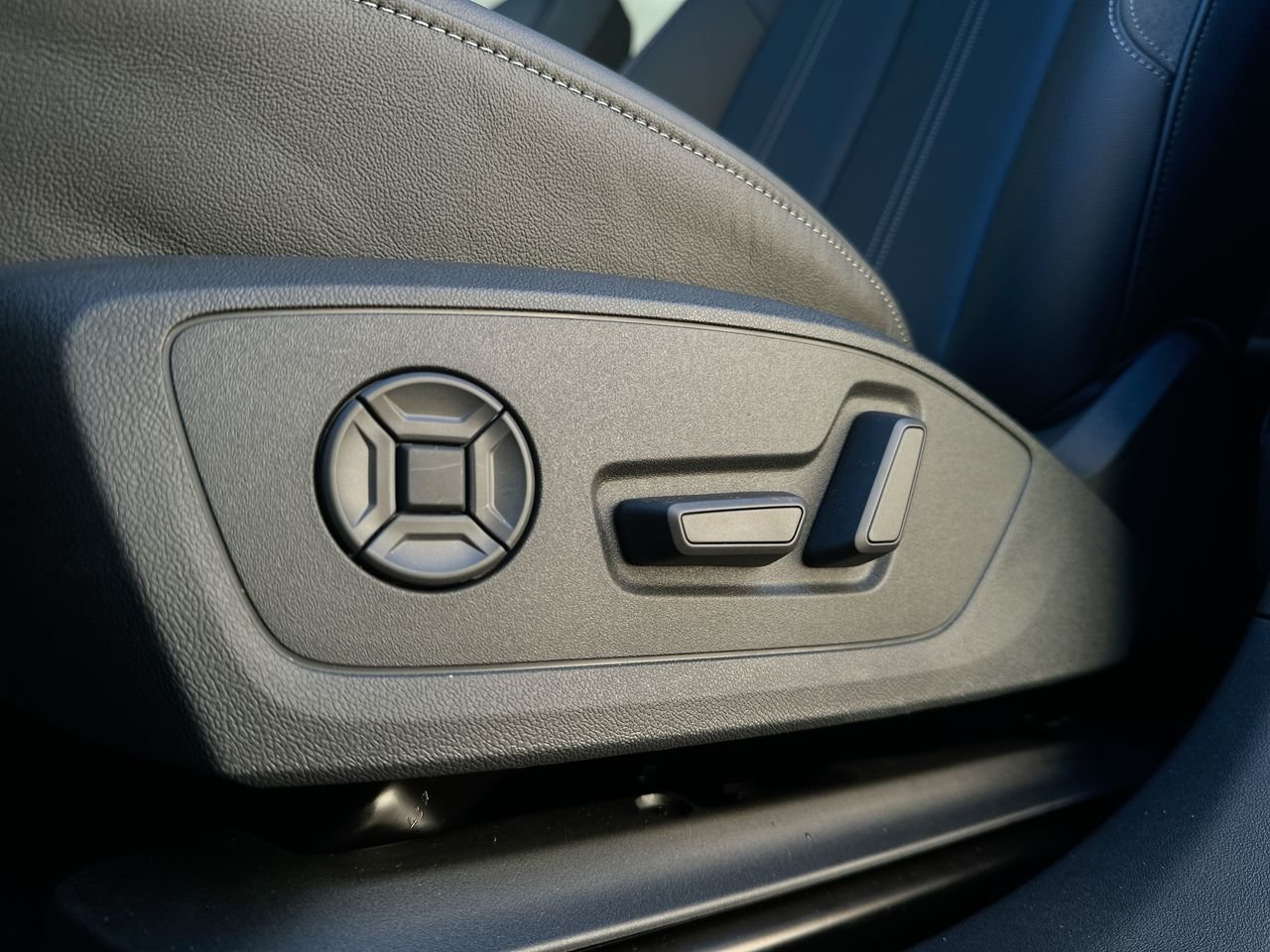 2025 Audi Q4 e-tron 55, Vancouver, Cash