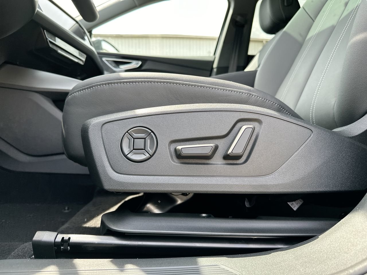 2025 Audi Q4 e-tron 55, Vancouver, Cash