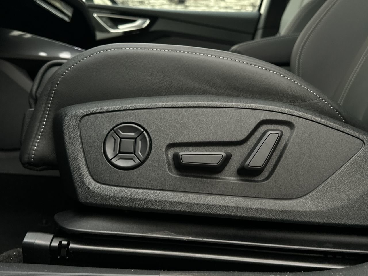 2026 Audi Q4 e-tron 55, Vancouver, Cash