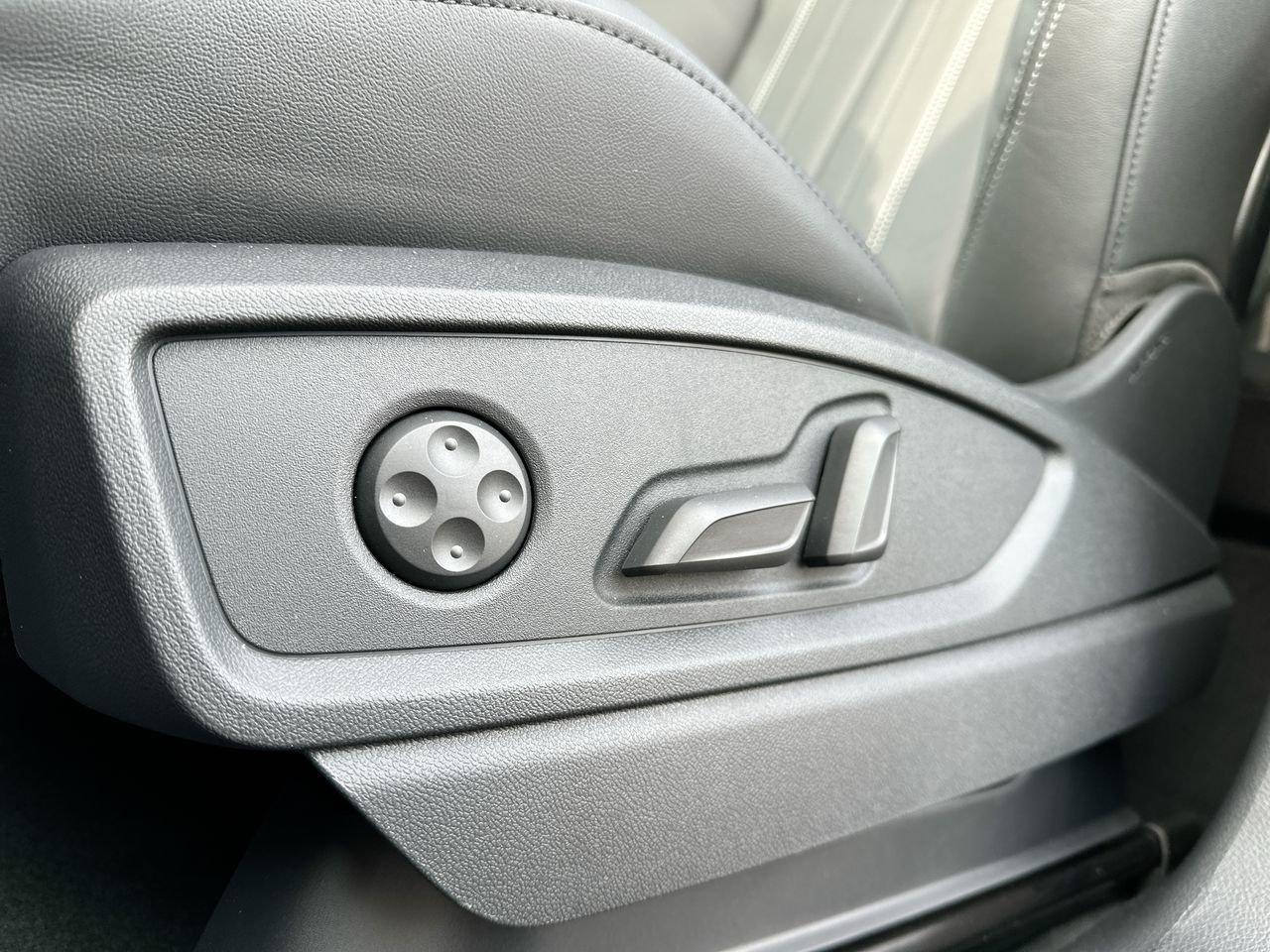 2025 Audi Q5 45 Progressiv, Vancouver, Cash