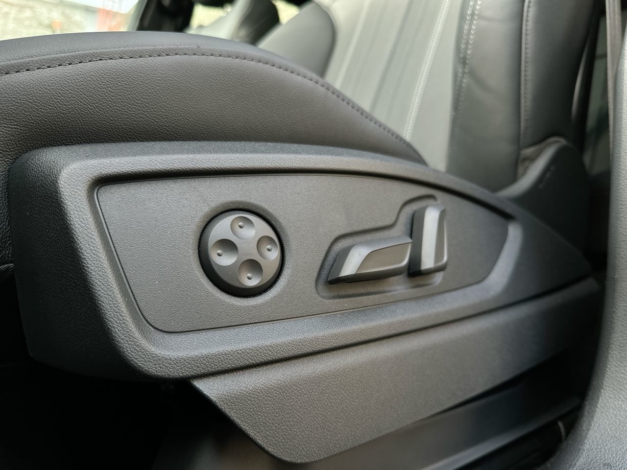 2025 Audi Q5 45 Progressiv, Vancouver, Cash