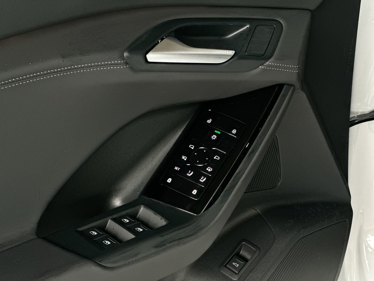 2025 Audi Q6 e-tron Quattro, Vancouver, Cash