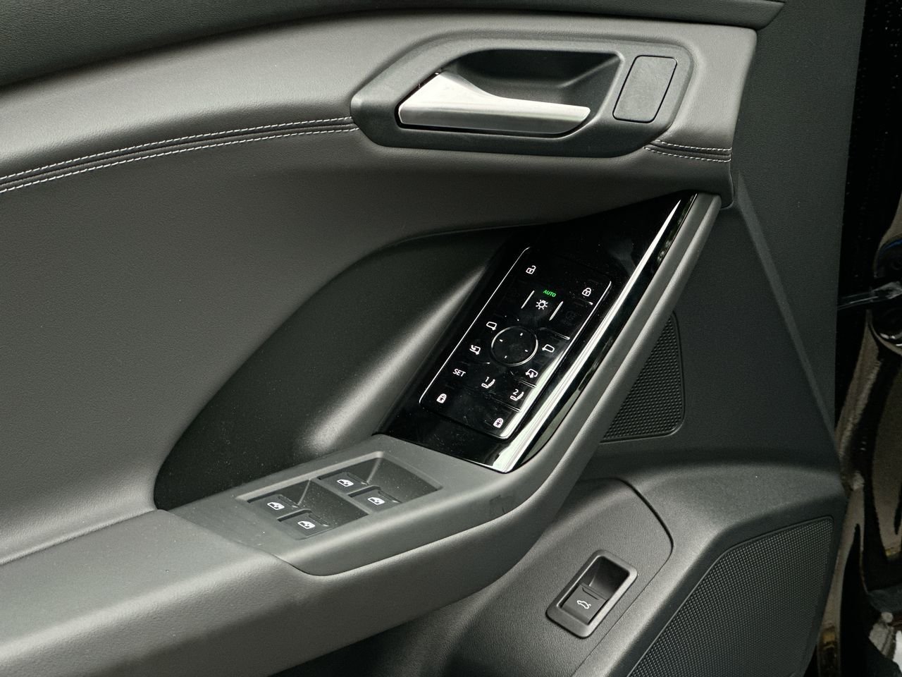 2025 Audi Q6 e-tron Quattro, Vancouver, Cash