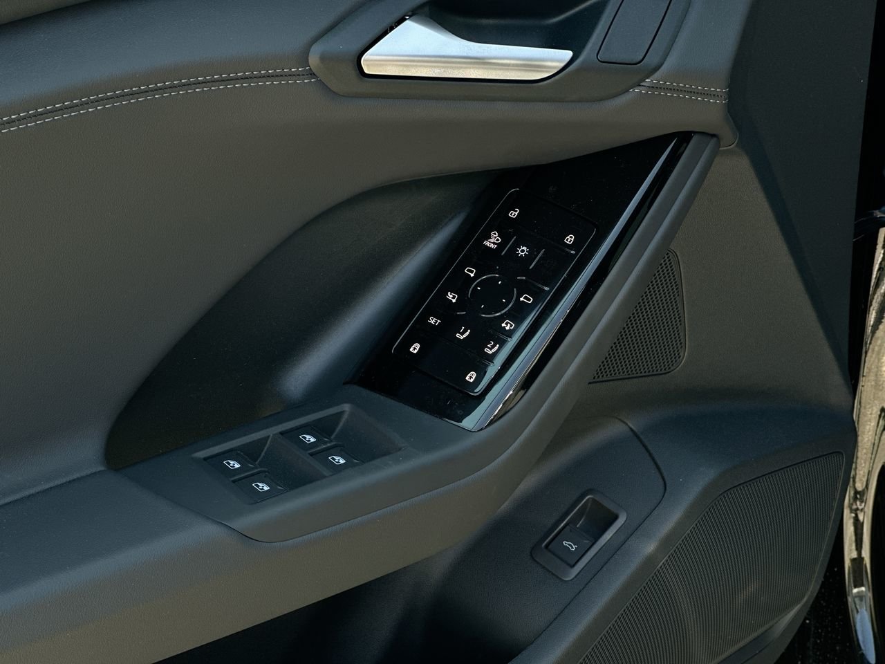 2025 Audi Q6 e-tron Progressiv, Vancouver, Cash