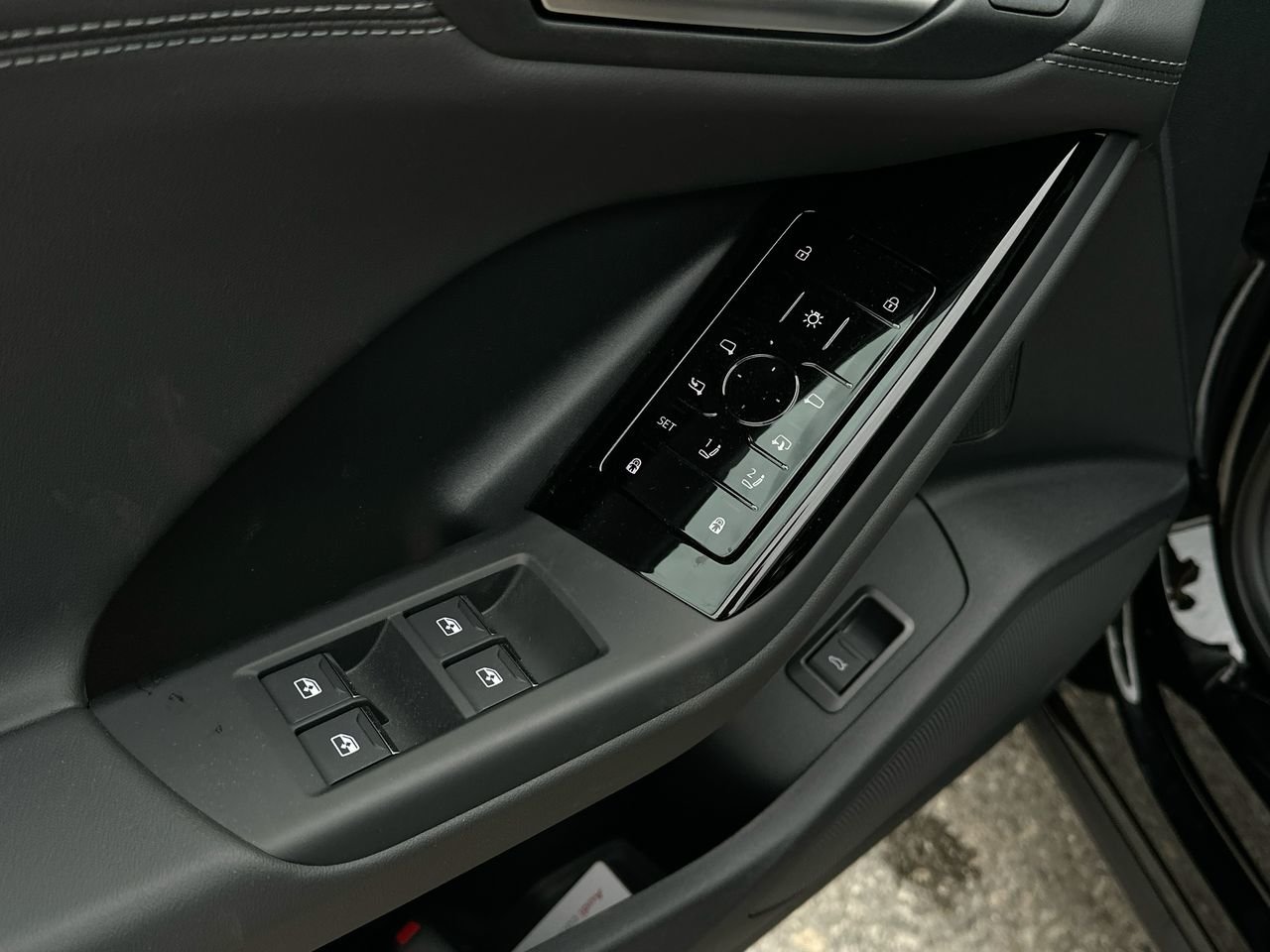2025 Audi Q6 e-tron Quattro, Vancouver, Cash