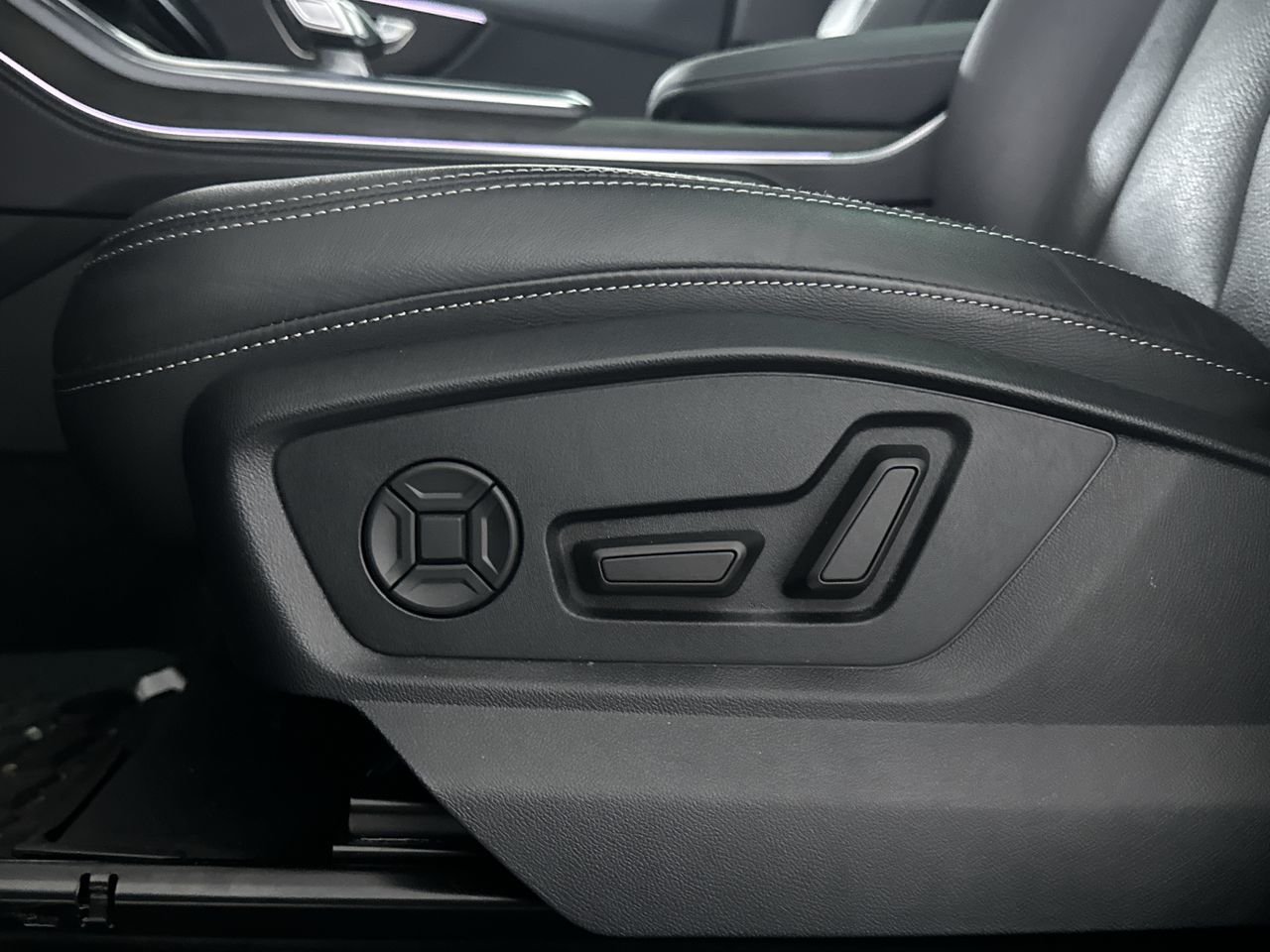2023 Audi Q8 55 Technik, Vancouver, Cash