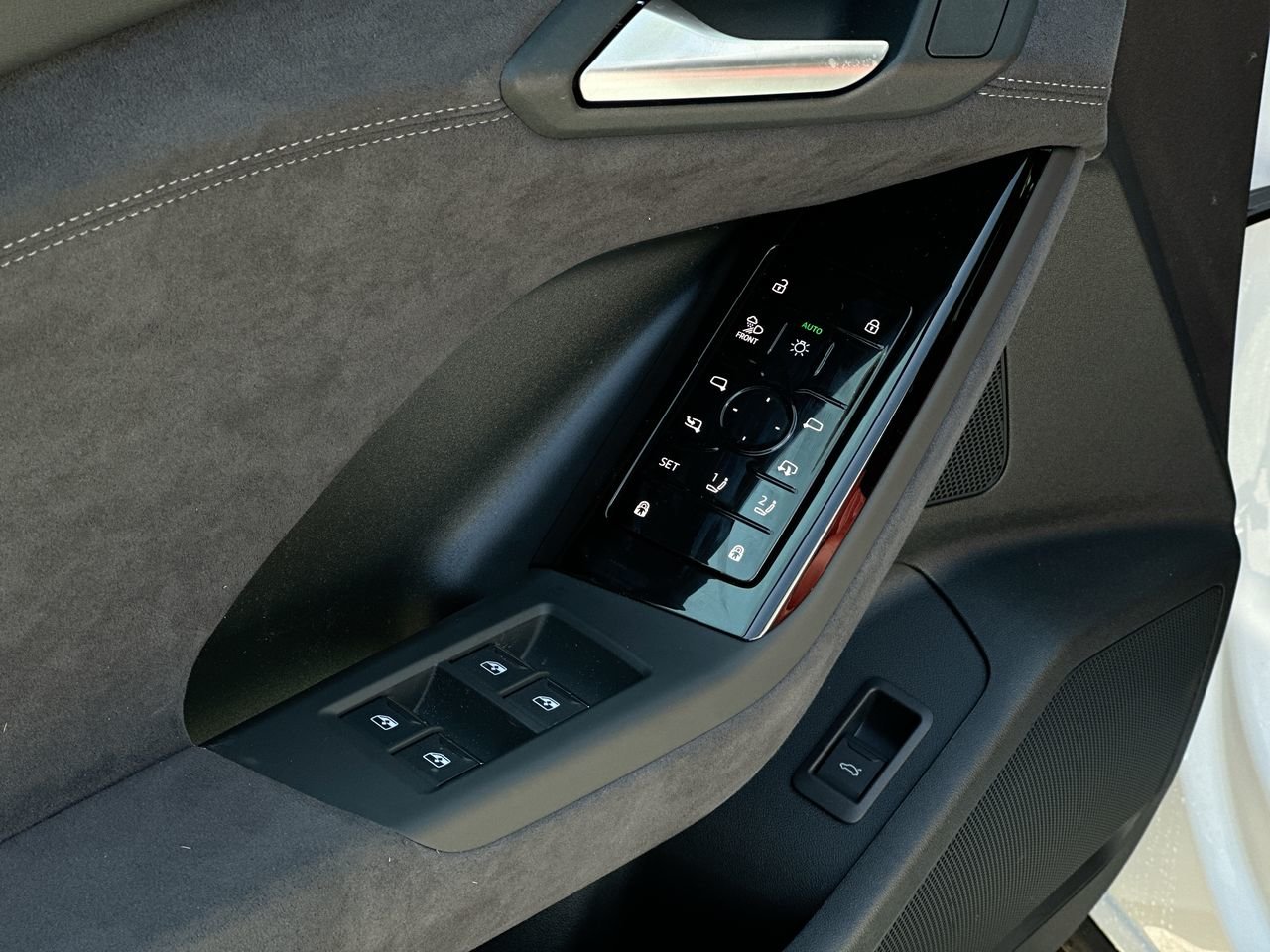 2025 Audi SQ6 e-tron Technik, Vancouver, Cash