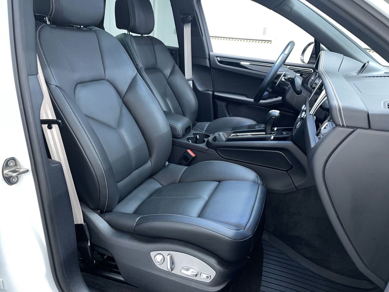 2023 Porsche Macan S, Vancouver, Cash