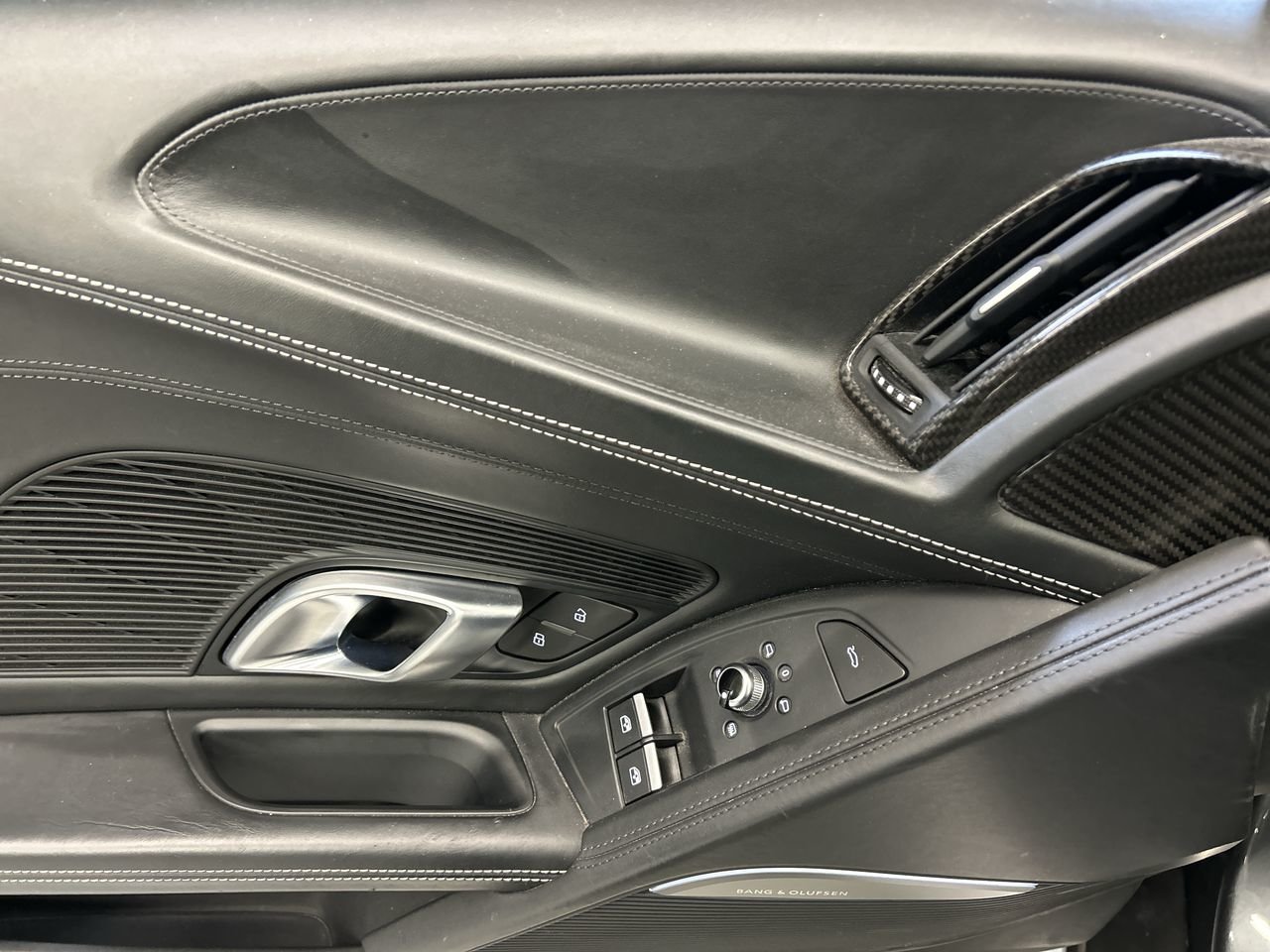 Used 2017 Daytona Grey Pearl Effect Audi V10 5.2 Quattro image 21