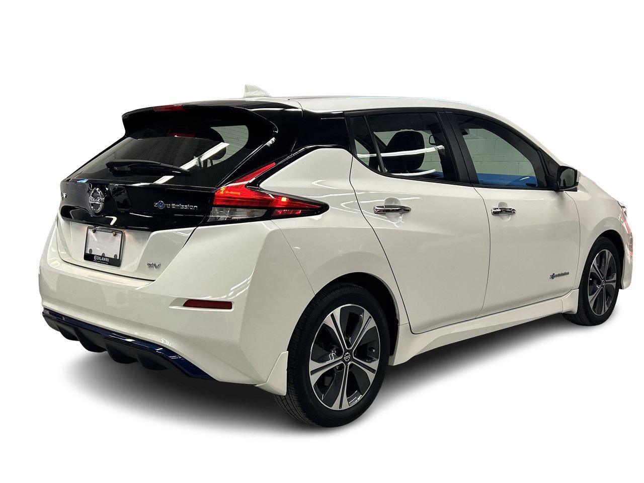 Used 2018 Two-tone White Pearl w/ Super Black Roof Nissan SV image 10