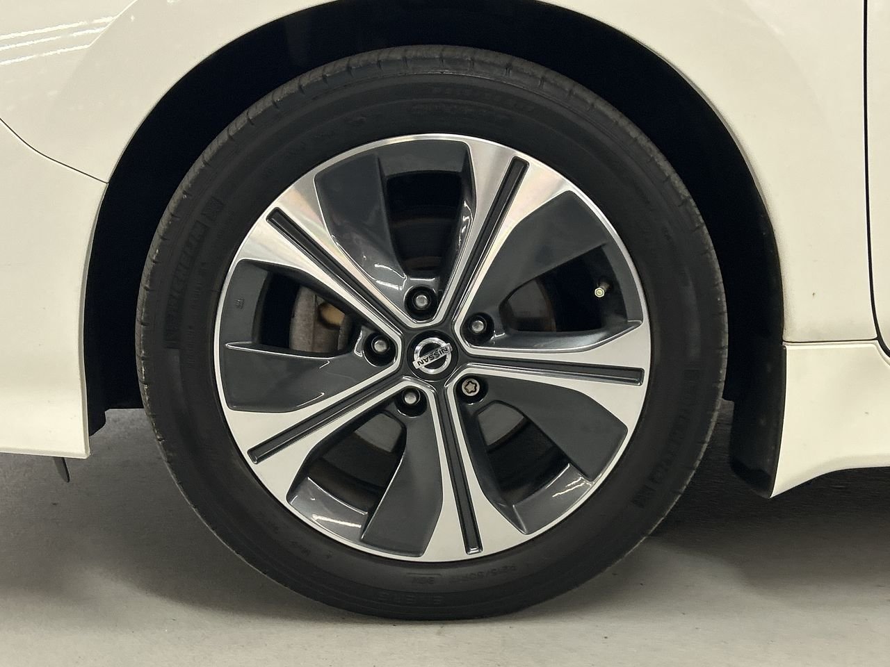 Used 2018 Two-tone White Pearl w/ Super Black Roof Nissan SV image 18