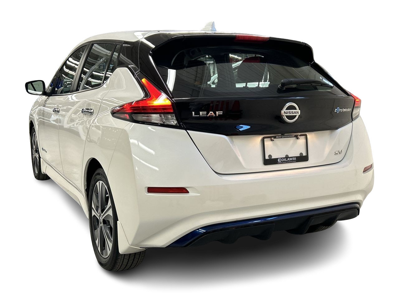 Used 2018 Two-tone White Pearl w/ Super Black Roof Nissan SV image 7
