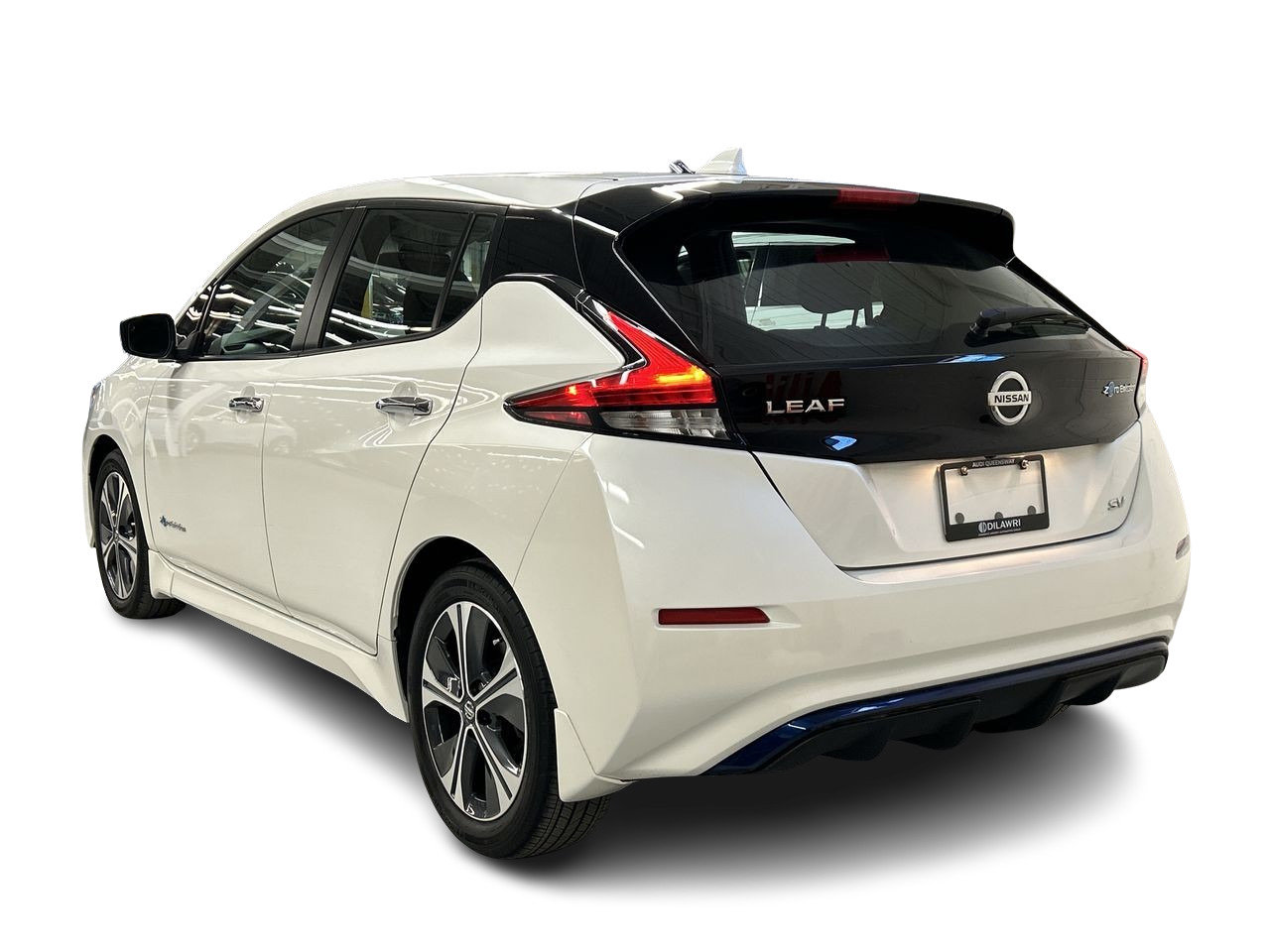 Used 2018 Two-tone White Pearl w/ Super Black Roof Nissan SV image 6
