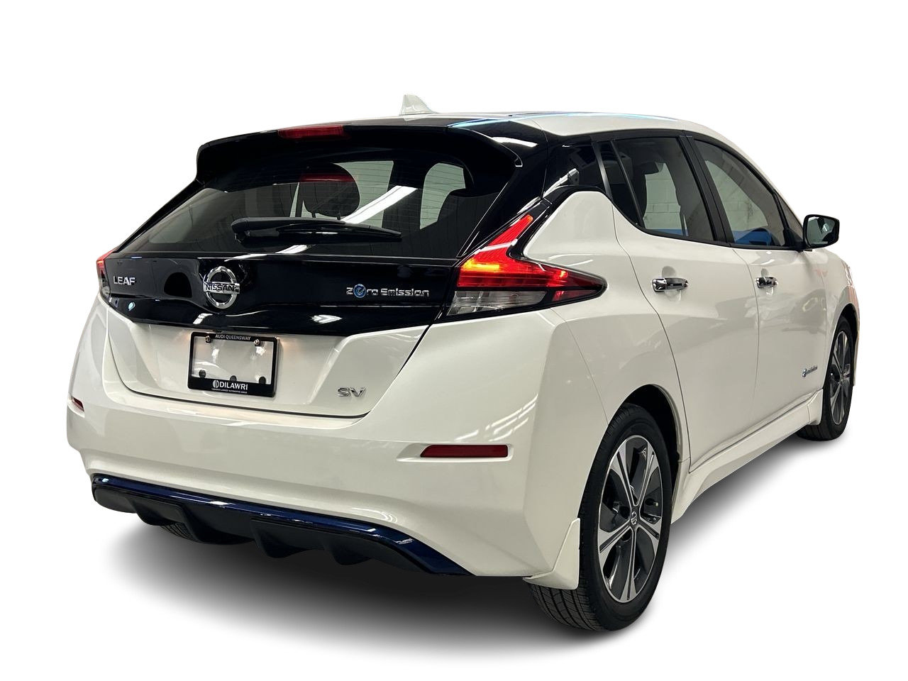 Used 2018 Two-tone White Pearl w/ Super Black Roof Nissan SV image 9