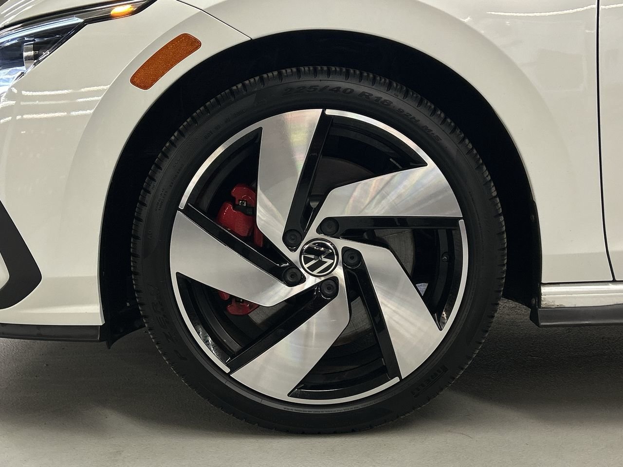 Used 2023 Oryx White Pearl Volkswagen Autobahn image 18