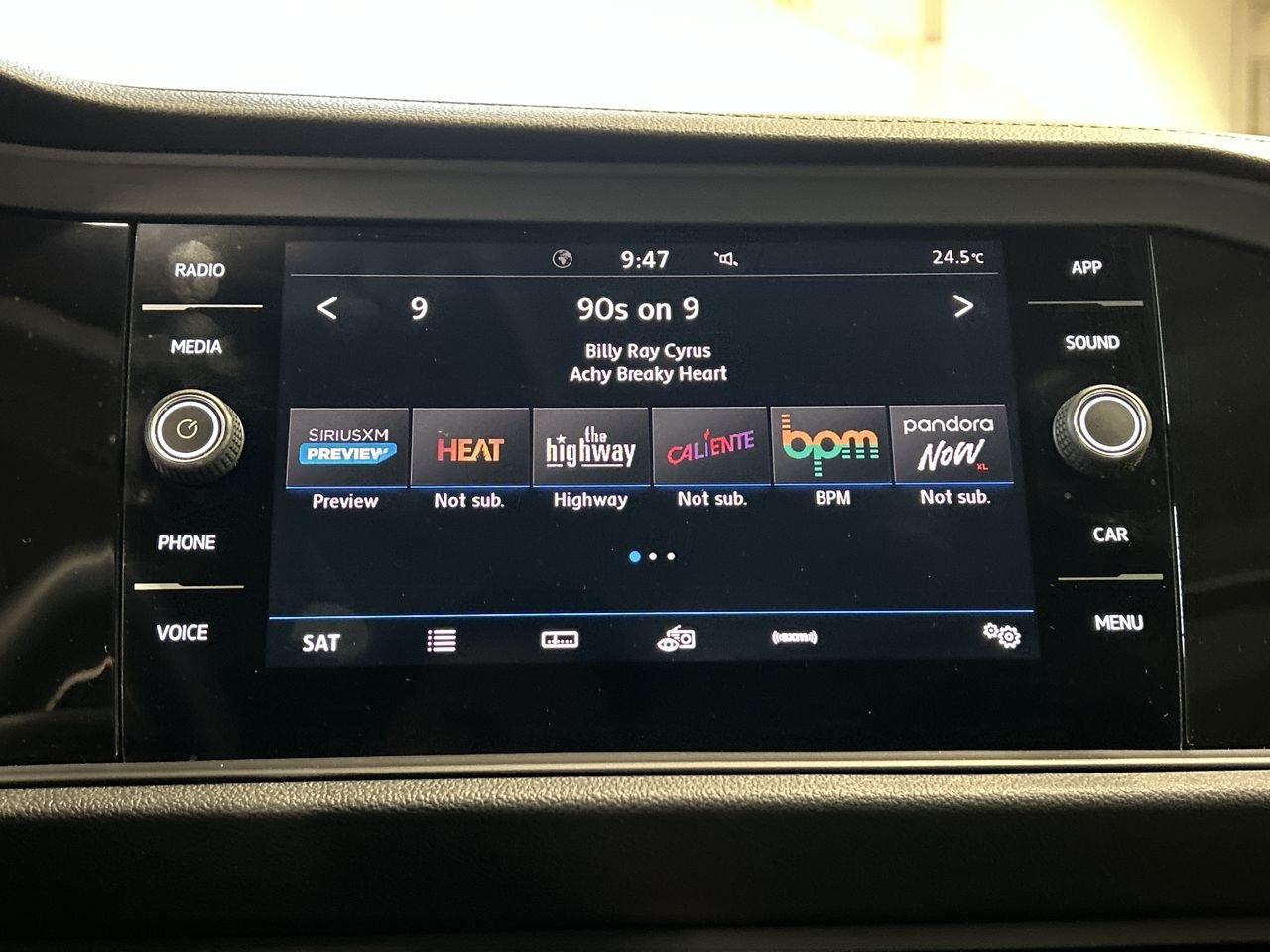Used 2020 Platinum Grey Met Volkswagen Highline image 24