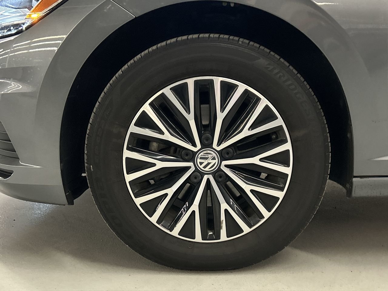 Used 2020 Platinum Grey Met Volkswagen Highline image 18