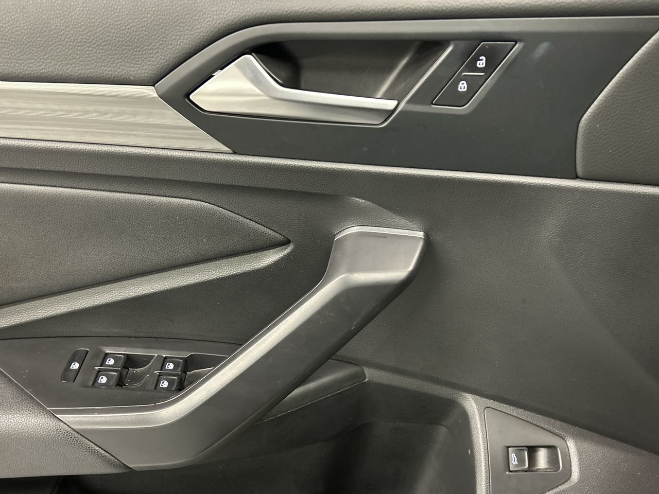 Used 2020 Platinum Grey Met Volkswagen Highline image 21