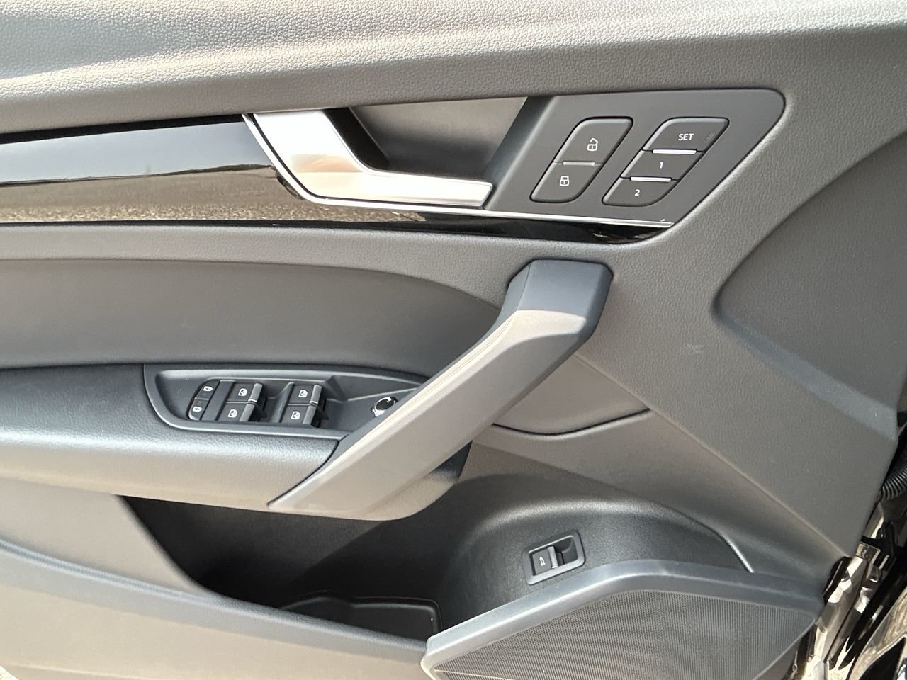 New 2023 Brilliant black Audi Komfort 40 TFSI quattro image 17