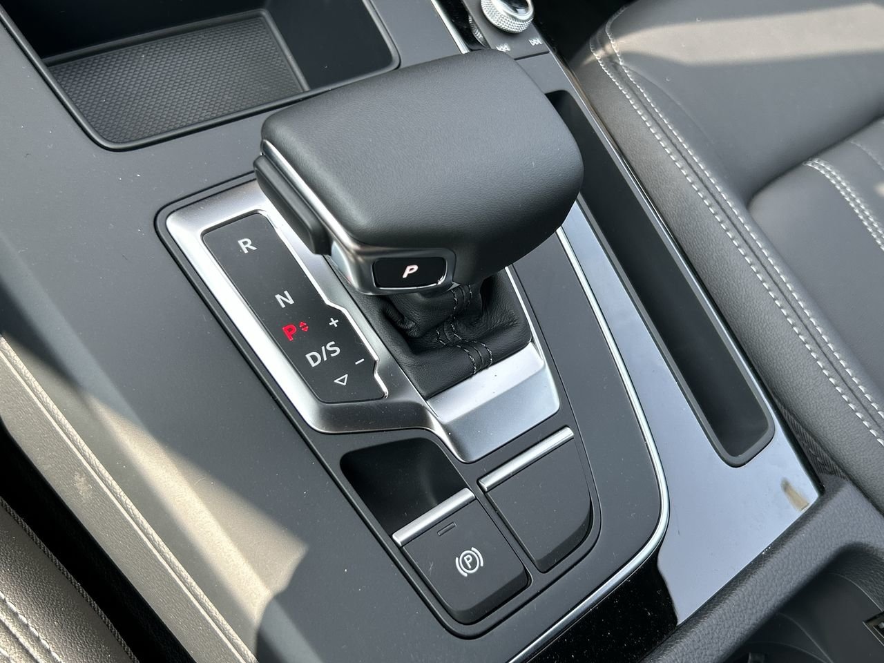 New 2023 Brilliant black Audi Komfort 40 TFSI quattro image 23