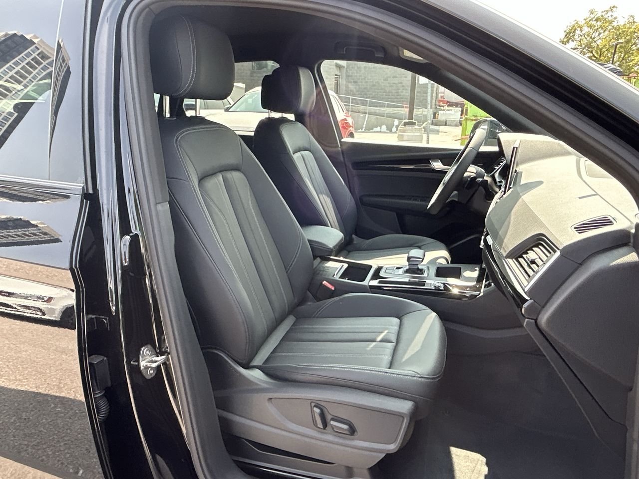 New 2023 Brilliant black Audi Komfort 40 TFSI quattro image 26