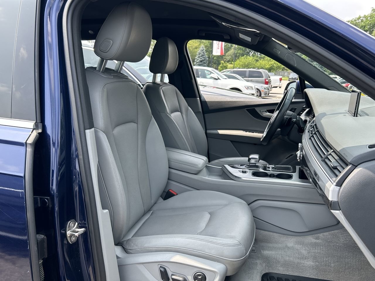 Used 2019 Navarra Blue Audi TECHNIK image 33