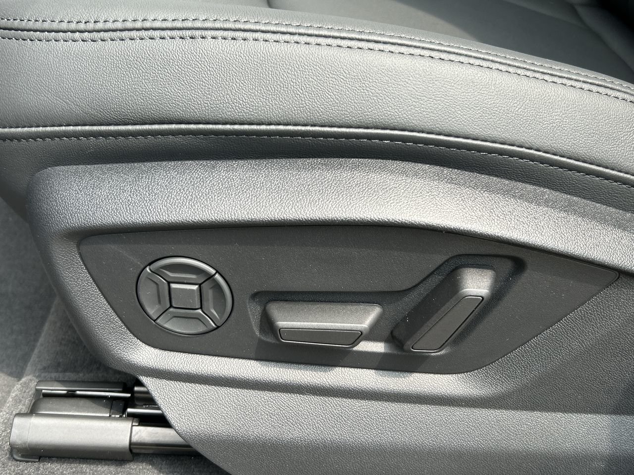 New 2023 Mythos black metallic Audi Komfort 55 TFSI quattro image 20